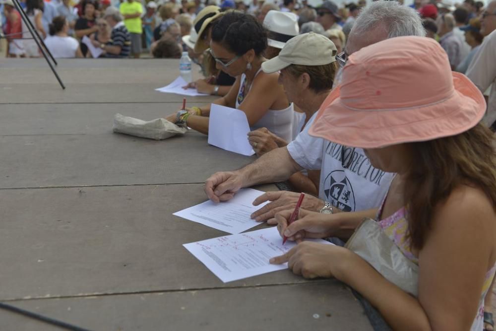 Protesta ante un Mar Menor que amanece cubierto de espuma