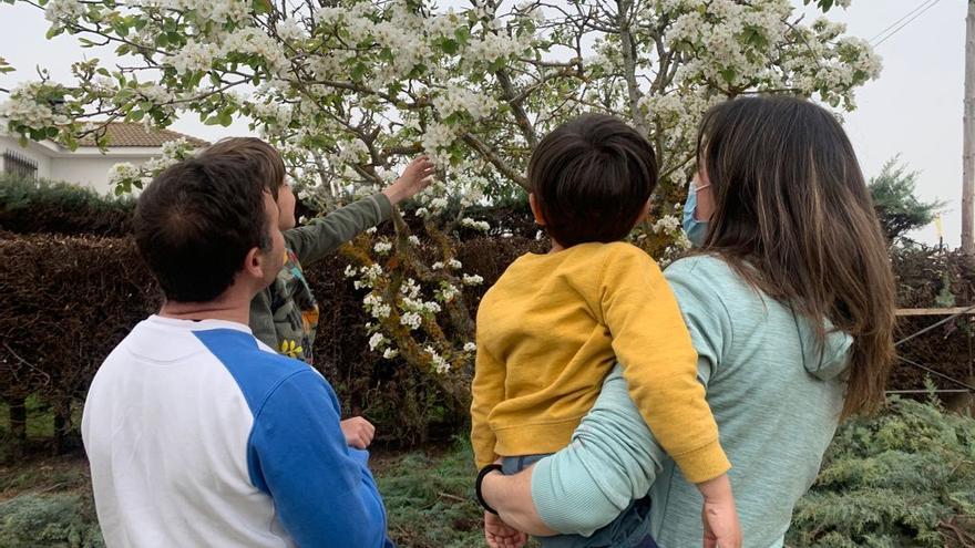 Una familia de acogida, con dos menores.