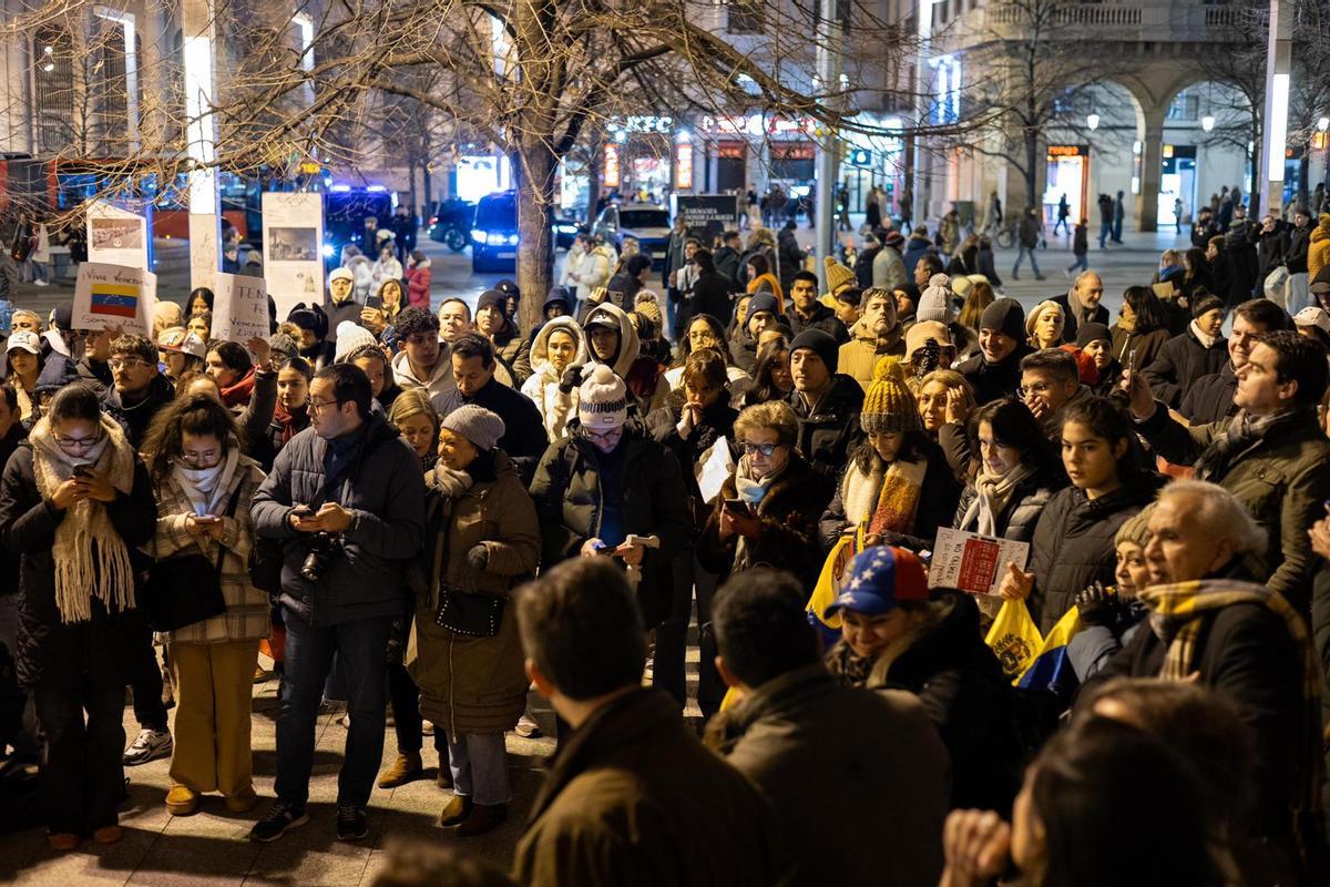 Concentración de la comunidad venezolana en defensa de la "libertad" de Venezuela en la plaza España de Zaragoza