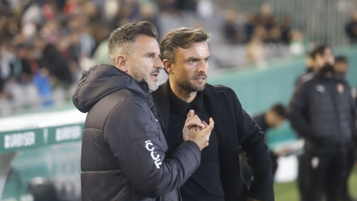 Iván Ania charla con Rubén Albés, que fue destituido en el Sporting, en El Arcángel.