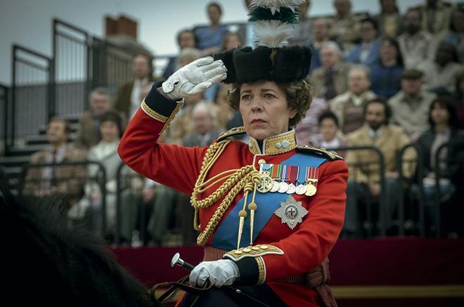 Olivia Colman en el papel de la reina Isabel II de Inglaterra, en uan imagen de la serie 'The Crown'