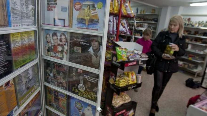 Una mujer hace la compra en un supermercado especializado en la venta de todo tipo de productos rusos en Alicante.