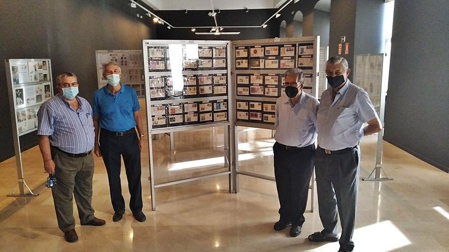 Miembros del Círculo Filatélico y Numismático de Málaga, ayer en la Sala Italcable, en la 60ª Exposición Filatélica y de Coleccionismo