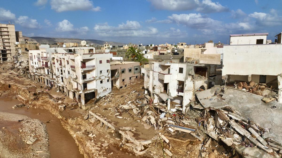 Una vista aérea de la ciudad de Derna, en Libia. La tormenta Daniel ha dejado una devastación sin precedentes en la ciudad de Derna, en el este de Libia, con más de 2.400 personas fallecidas y al menos 7.000 desaparecidas solo en Derna, aunque la cifra en todo el país puede alcanzar los 10.000 desaparecidos.
