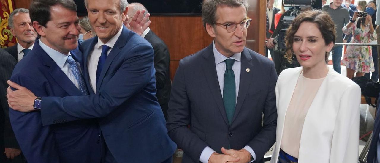 De izquierda a derecha, Alfonso Fernández Mañueco, Alfonso Rueda, Alberto Núñez Feijóo e Isabel Díaz Ayuso, en la toma de posesión del segundo como nuevo presidente de la Xunta de Galicia, el 14 de mayo en Santiago de Compostela.