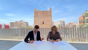 La firma del acuerdo de gobierno entre PP y Vox al principio del mandato en Torrent.