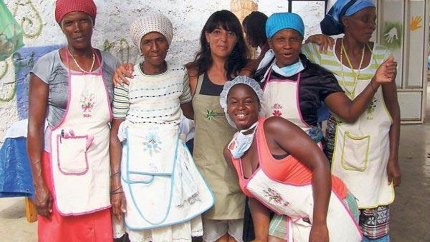 Lidia Rojo posa con un grupo de sus alumnas en Cabo Verde.  // L.R.