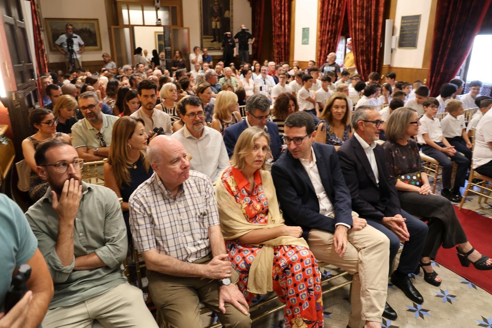 Las voces de los niños del Misteri resuenan y emocionan en el Salón de Plenos de Elche