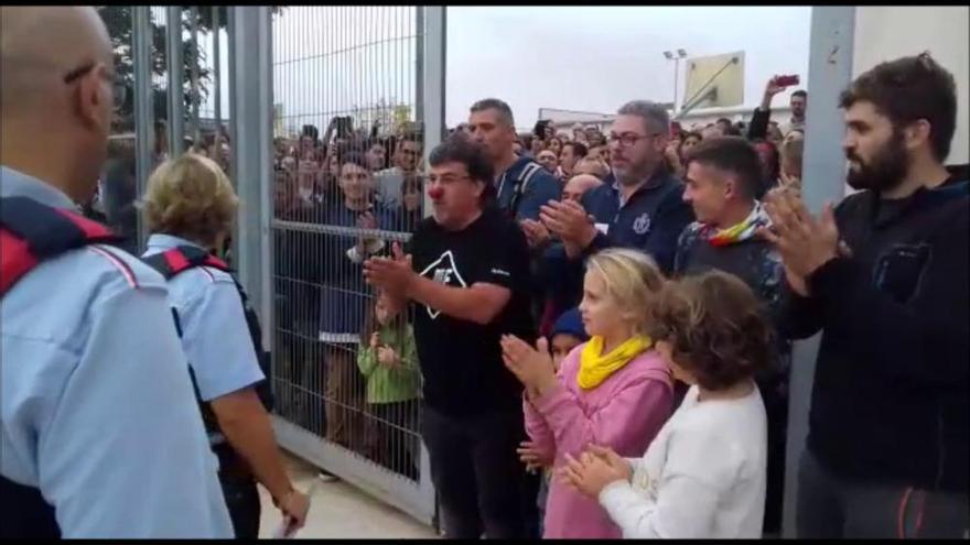 VÍDEO: Sant Joan rep els Mossos amb crits de suport i aplaudiments