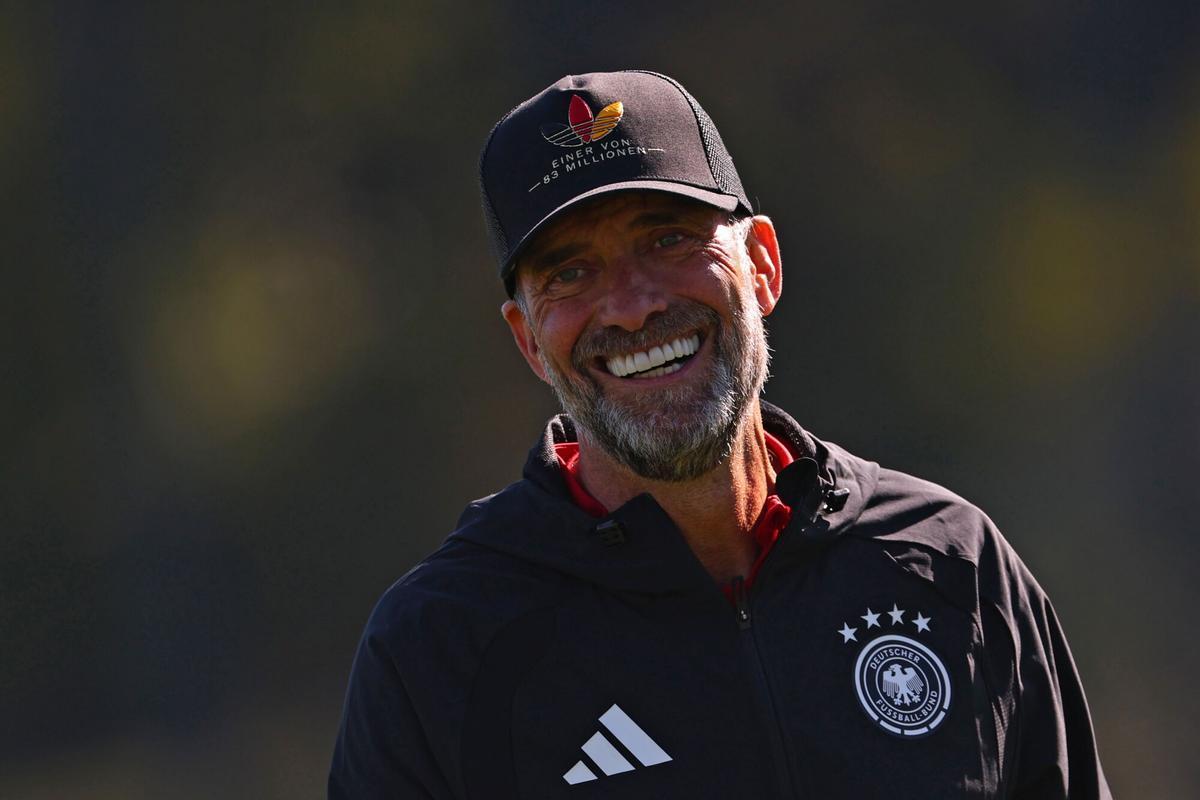 El seleccionador de fútbol de Alemania, Juergen Klopp, durante el entrenamiento de este miércoles en Herzogenaurach, previo al partido de Liga de Naciones contra Países Bajos. EFE/ ANNA SZILAGYI. Agrega fotos