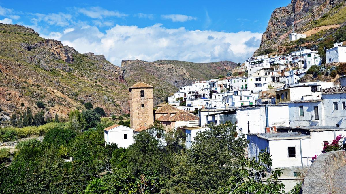 La Alpujarra es la belleza de casas blancas y flores en los balcones.