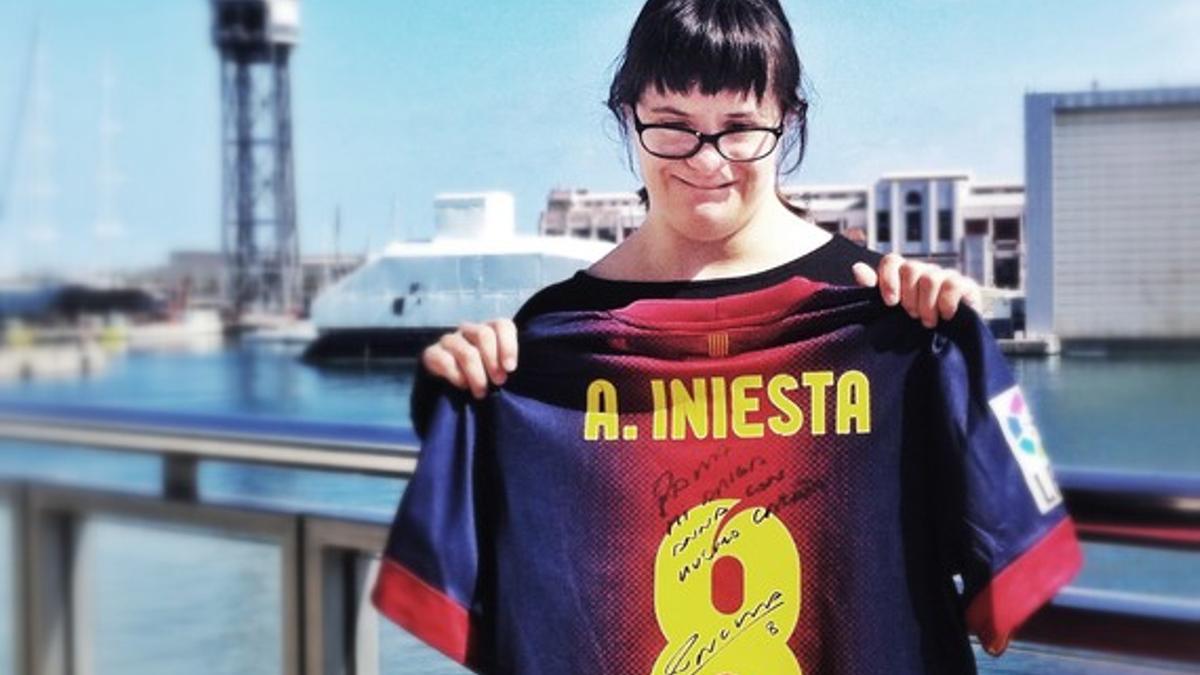 Iniesta dedica su camiseta a la chica con síndrome de Down con tipografía digitalizada