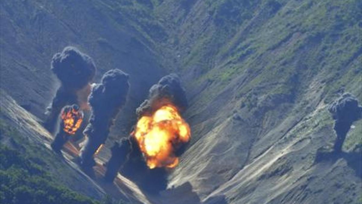 Simulacro de bombardeo con fuego real a 150 kilómetros de la frontera con Corea del Norte, ayer.