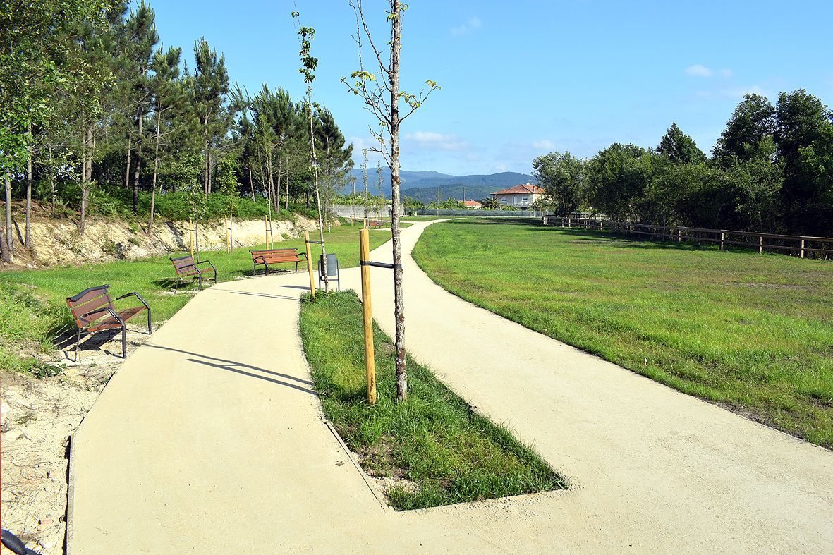 Completan la red de senderos y carriles bici, en la primera fase del parque acuático de Porto Piñeiro (Valga).