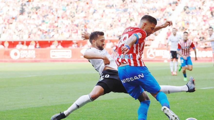 Gio Zarfino, ante Grego Sierra, en el Sporting-Burgos en  El Molinón. | |  ÁNGEL GONZÁLEZ