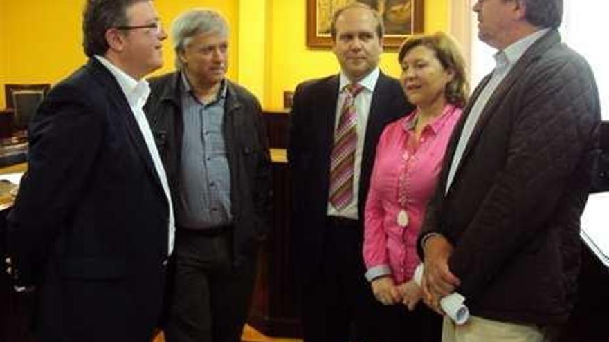 El alcalde vilero, con los asistentes a la presentación del evento