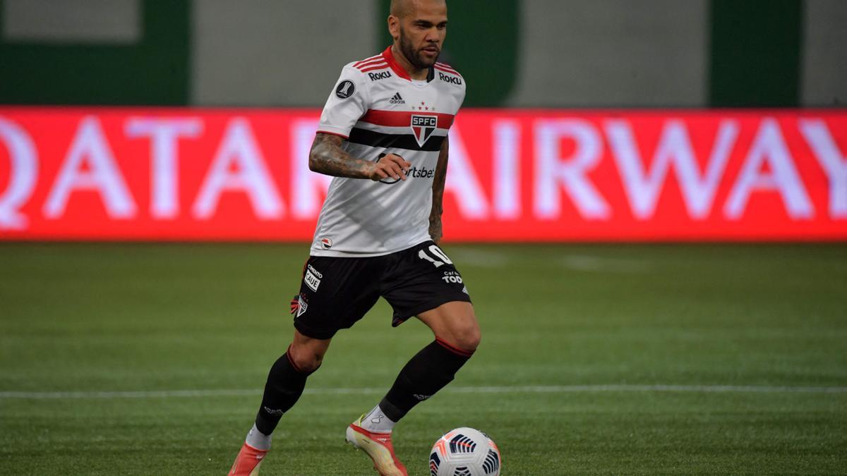 Alves, con la camiseta del Sao Paulo, jugando frente al Palmeiras.