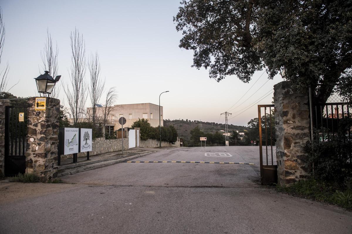 Acceso a la urbanización del sector uno de la Sierrilla.