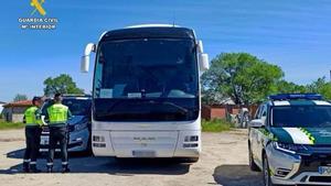 El autobús inmovilizado por la Guardia Civil en Alcántara.