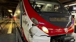 Accidente de tren en Asturias: un convoy de cercanías se estampa contra un desprendimiento de tierras