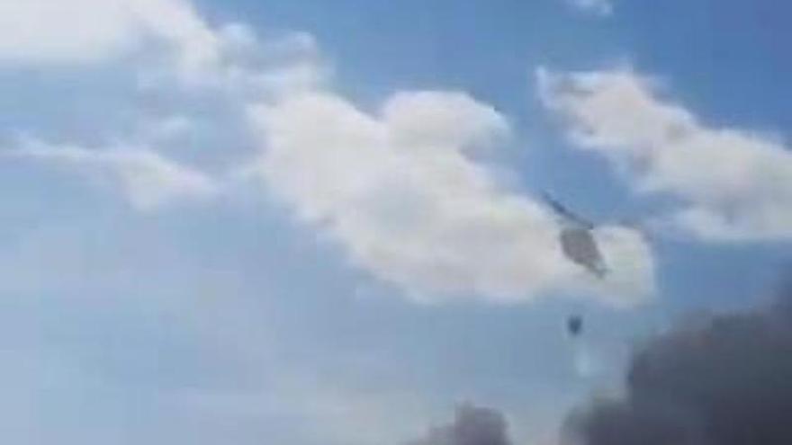 Un helicóptero se incorpora a las labores de extinción del fuego en el vertedero municipal de Lorca