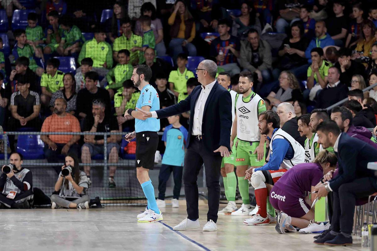 Antonio Vadillo dirige a sus jugadores en su vuelta al banquillo. fútbol sala. Barcelona - Palma Futsal
