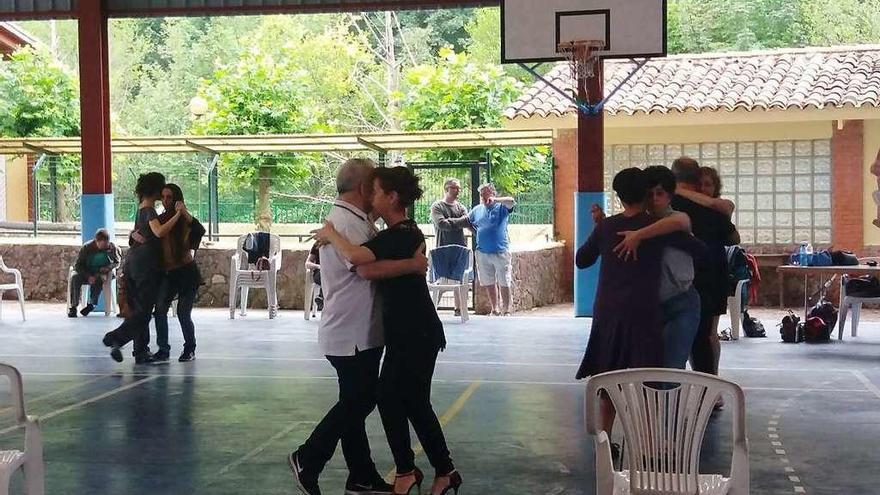 Varias parejas bailando tangos en Benia de Onís.