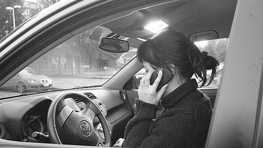 Una conductora hablando por teléfono en su coche.