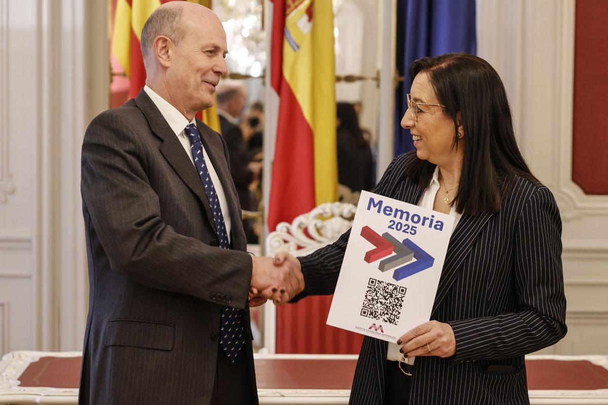 La presidenta de las Corts, Llanos Massó, recibe la Memoria Anual de Actividad (2025) de la Agencia Valenciana Antifraude de manos del director de la Agencia, Eduardo Beut, este lunes.