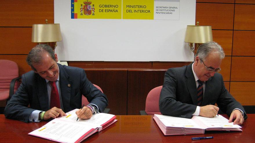 Francisco Javier Lara y Ángel Yuste firman el convenio.