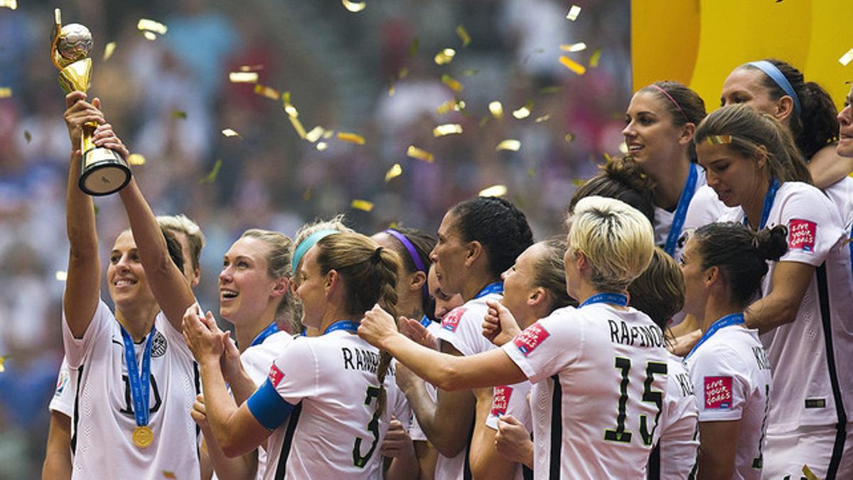 Carla Lloyd, la capitana de EEUU, levanta la Copa del Mundo junto a sus compañeras de equipo tras ganar a Japón en la final