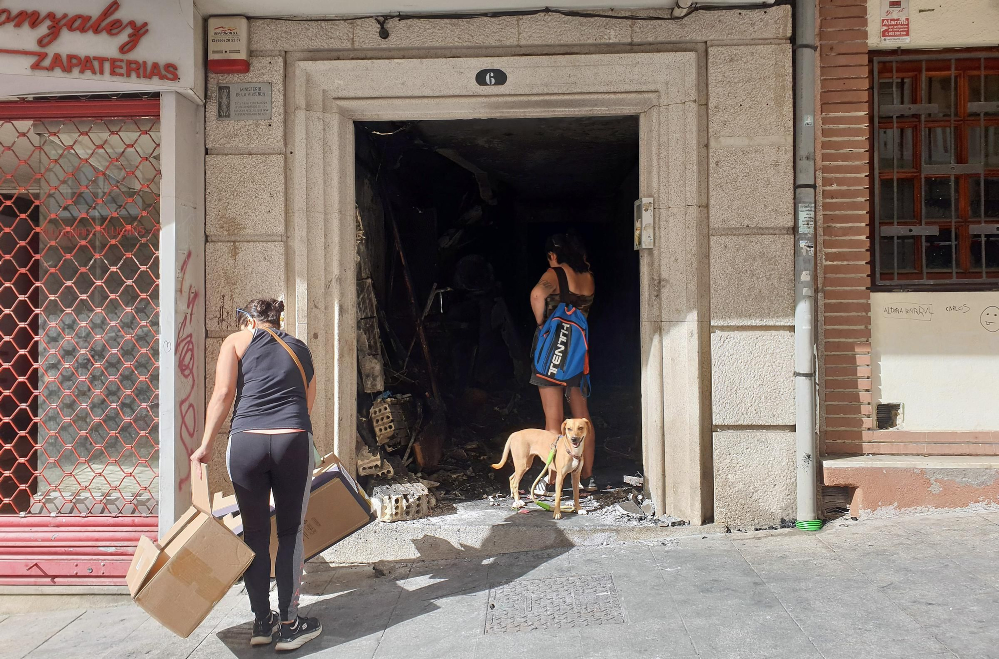 Los vecinos vuelven al edificio incendiado en Vigo a por sus pertenencias