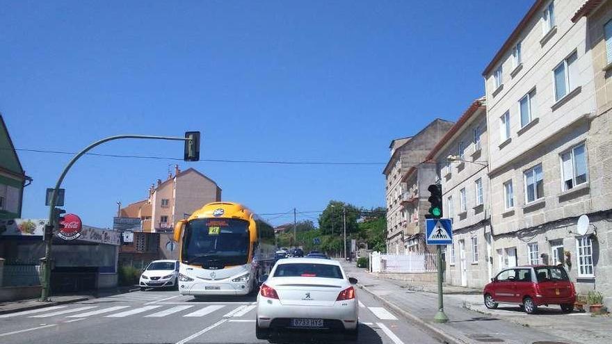 Un autobús de la actual concesionaria del transporte por carretera, a su paso por Moaña. // G.N.