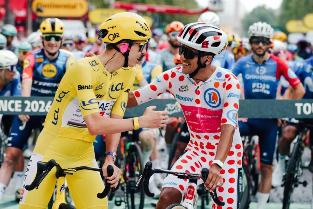Pogacar y Carapaz se saludan en París, al inicio de la última etapa del Tour.