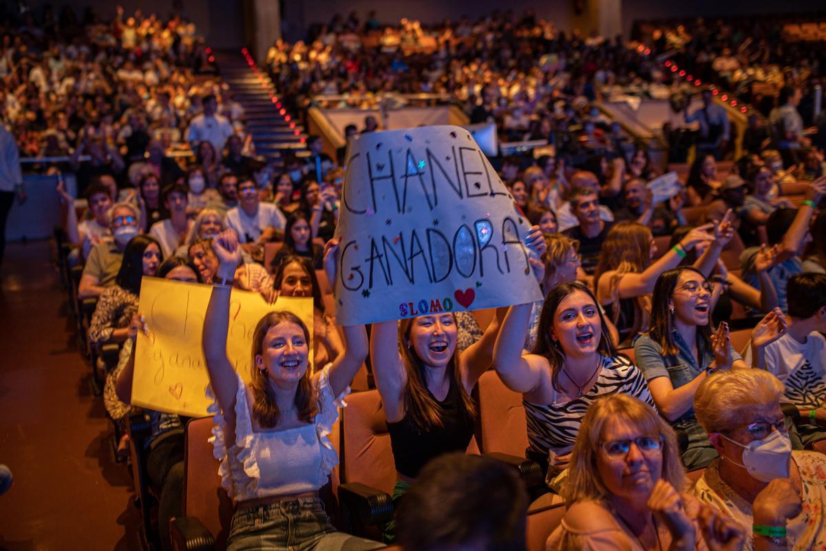 Ambiente Eurovision en teatre de Olesa de Montserrat de donde es Chanel. Público emocionado durante la actuación de Chanel.