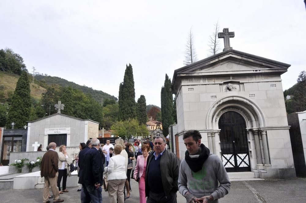 Día de Difuntos en el cementerio de Mieres