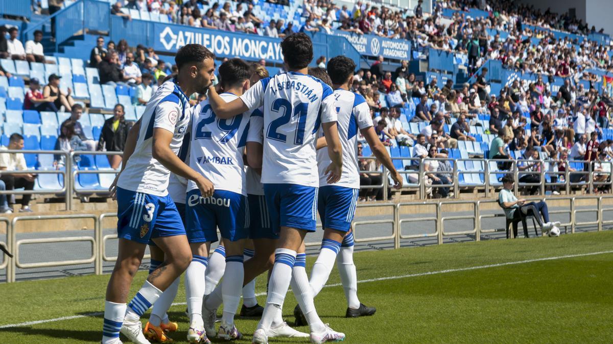 Varios jugadores del Deportivo Aragón celebran en la Romareda el gol conseguido por Isaiah Navarro en el partido de ida.
