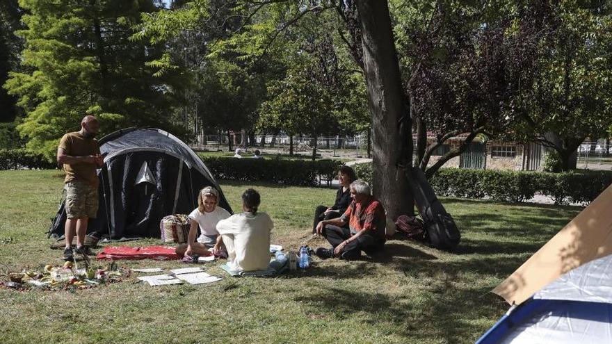 El TSJA obliga a trasladarse a los acampados antivacunas para preservar el parque Isabel la Católica