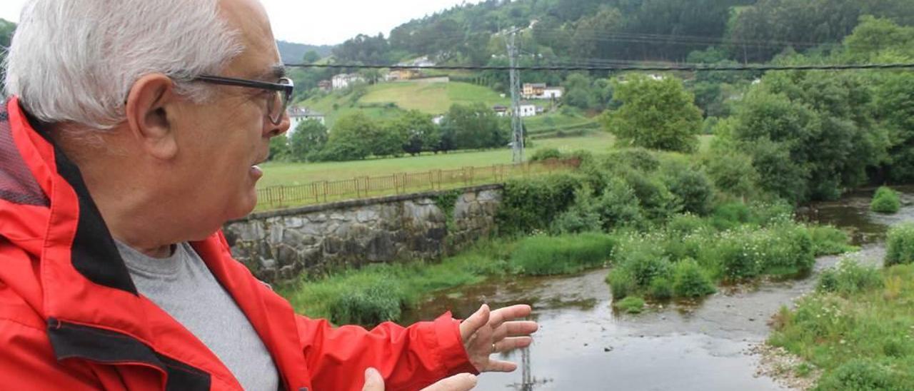 Gil Ramón Rico, ayer, mostrando el estado del río Esva.