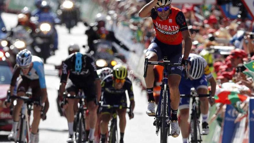 Nibali celebra su victoria con el gesto del tiburón por delante de David de la Cruz y Froome.