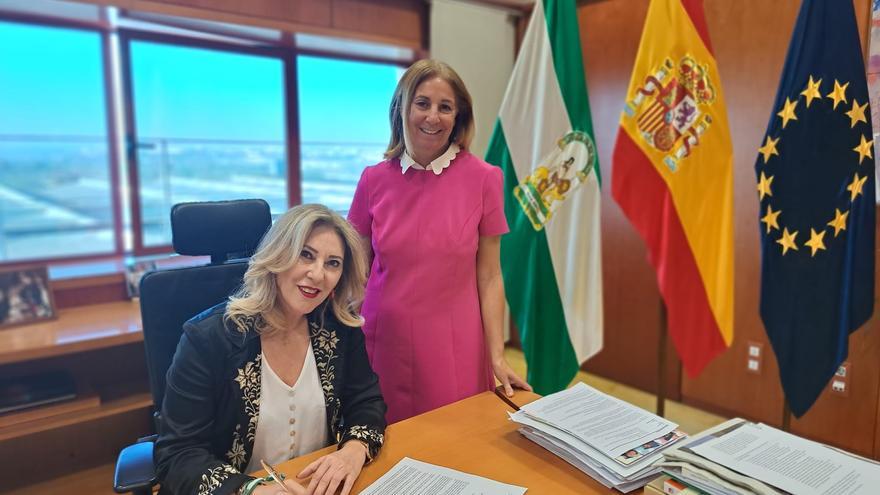 La consejera de Economía, Hacienda y Fondos Europeos, Carolina España, y la viceconsejera, Amelia Martínez, en la firma del convenio con el que Andalucía se integra en la Alianza europea para el desarrollo de la microelectrónica y el chip