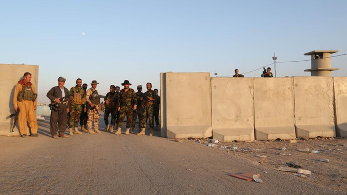 Un grupo de combatientes kurdos, en un puesto de control en el norte de Irak.