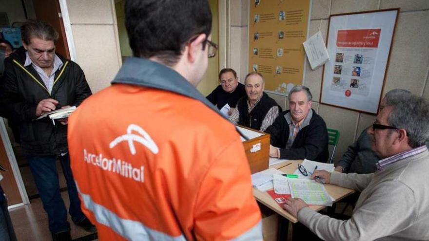 Un trabajador de Arcelor, votando en las anteriores elecciones.