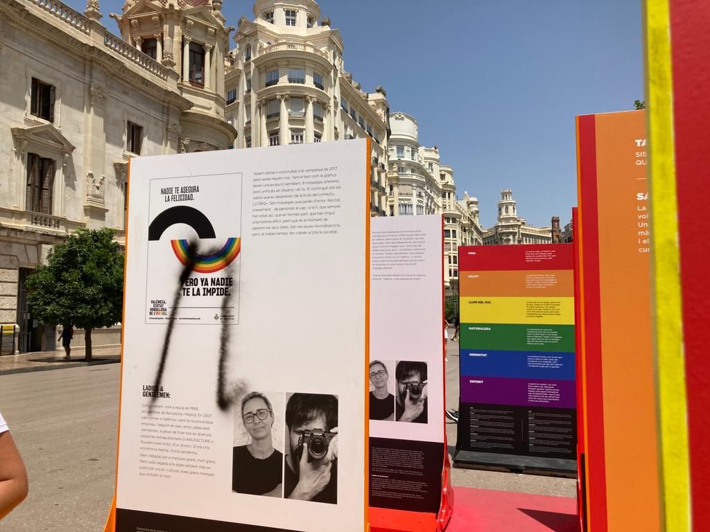 Vandalizan la exposición gráfica del Día del Orgullo en la Plaza del Ayuntamiento