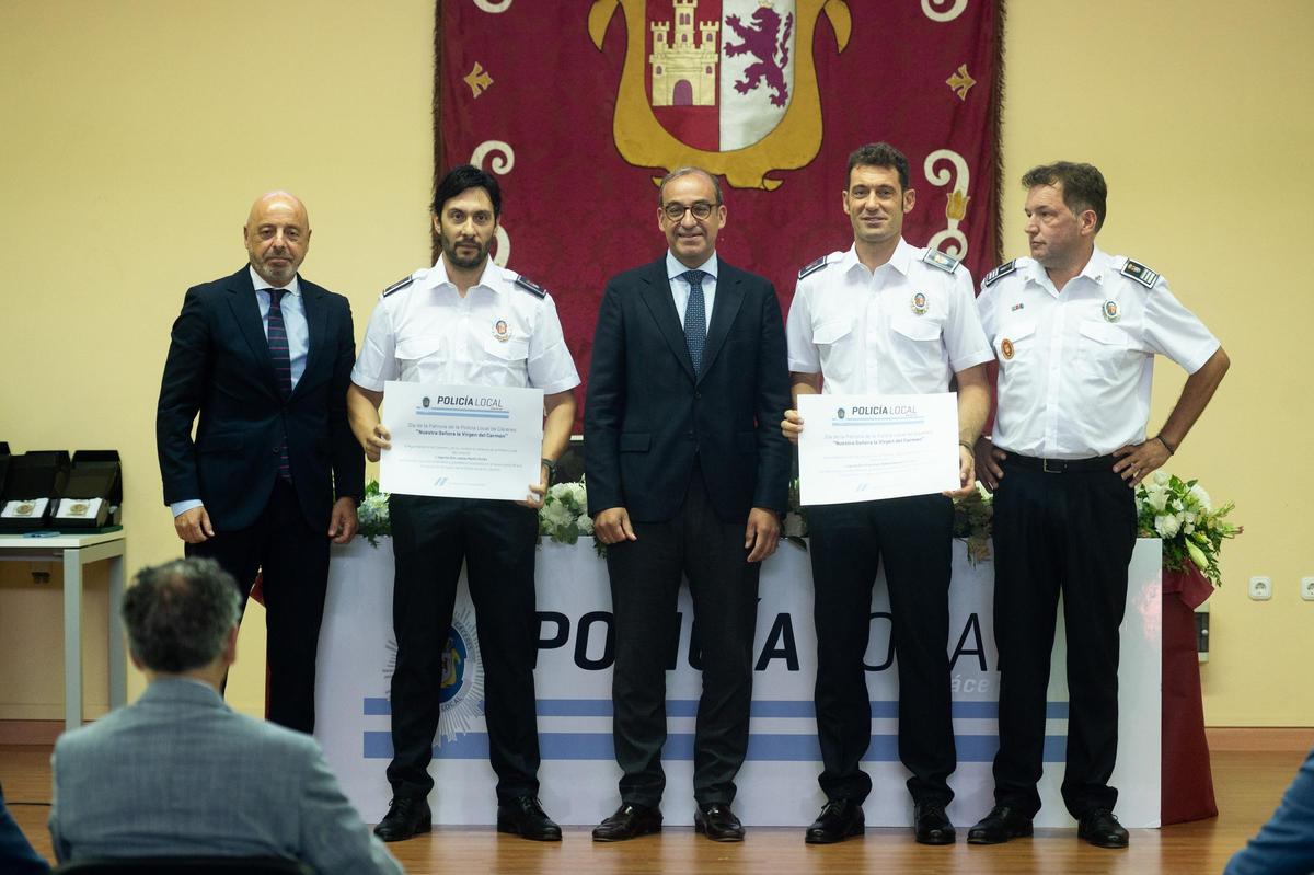 Galería | Así ha sido la entrega de distinciones a los agentes de la Policía Local de Cáceres por la festividad de la Virgen del Carmen