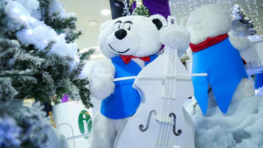 Diversas autoridades en el encendido navideño con el impresionante árbol de 40 metros y foto de la banda de osos musicales.