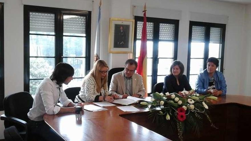 Firma del convenio entre Concello y UNED. // FdV