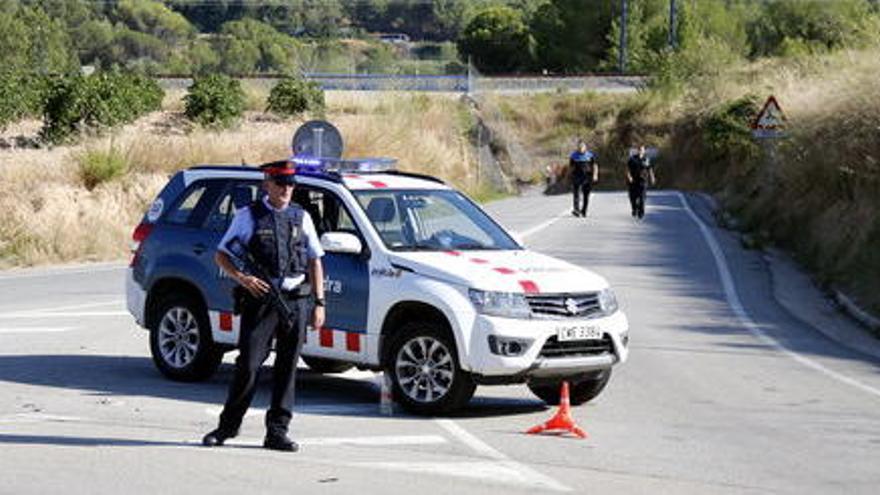 Un vehicle amb agents dels Mossos d&#039;Esquadra a la carretera que connecta Sant Sadurní, Subirats i Vilafranca