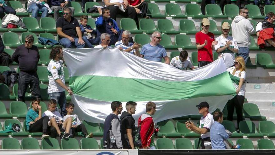 Seguidores del Elche en la grada del Martínez Valero