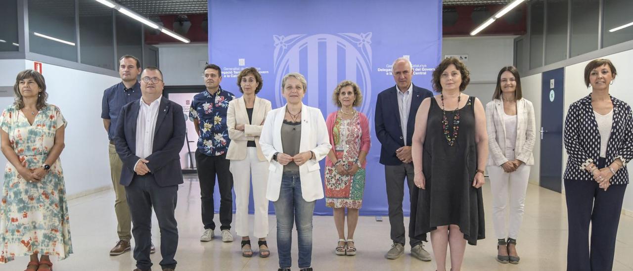 D’esquerra a dreta, Imma Reguant, Francesc Serra, Toni Massegú, Josep March, Imma Cervós, Rosa Vestit (delegada), Bàrbara Minoves, Josep Arderiu, Maria Teresa Clotet,  Elena Roca i Gemma Boix, ahir a la seu de la delegació al Palau Firal de Manresa